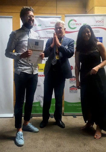 Mariana with Gifa president Krynauw Nel presented the 2021 People’s Choice award. Architectural practice Hubo Studio won the award for the Elements Library at King David School in Sandton.