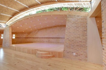 A double curved face brick wall mirrors the Constantia Waldorf School’s dance and primary school hall.