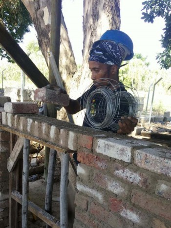 Participants of the Swellendam Tourism Economic Empowerment Partnership learn useful bricklaying schools at Corobrik’s training centre.