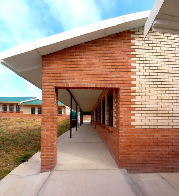 Imvisiswano Junior Primary School – Middeldrift. Clay brick masonry in schools moderates noise and temperature extremes, improving concentration, memory and knowledge retention. Quiet environments generally reduce stress and encourage student-teacher communication. Photograph courtesy of Makana Brick.