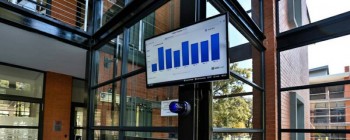 Tenants are able to monitor energy consumption in real time via a screen in the entrance and a page on the web, which shows minute-by-minute energy consumption.